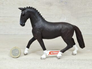 Schleich – 13927 Hannoveraner Stute, Rappe (Fähnchen)