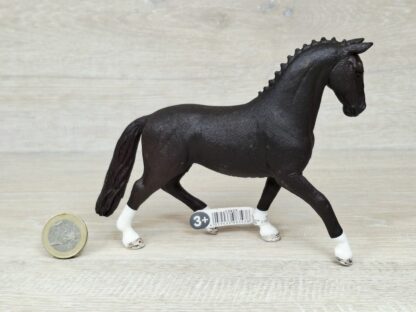 Schleich – 13927 Hannoveraner Stute, Rappe (Fähnchen) – Bild 2
