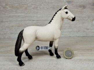 Schleich - 13928 Hannoveraner Wallach, Falbe (Fähnchen)