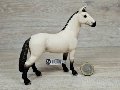 Schleich - 13928 Hannoveraner Wallach, Falbe (Fähnchen)