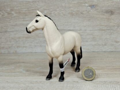 Schleich - 13928 Hannoveraner Wallach, Falbe (Fähnchen) – Bild 2