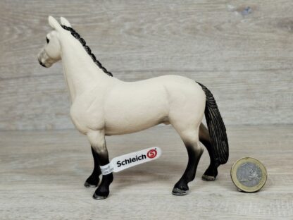 Schleich - 13928 Hannoveraner Wallach, Falbe (Fähnchen) – Bild 3