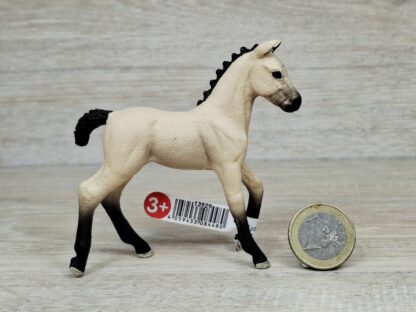 Schleich - 13929 Hannoveraner Fohlen, Falbe (Fähnchen)
