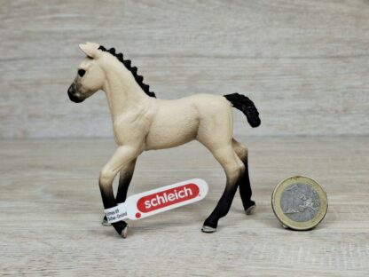 Schleich - 13929 Hannoveraner Fohlen, Falbe (Fähnchen) – Bild 2