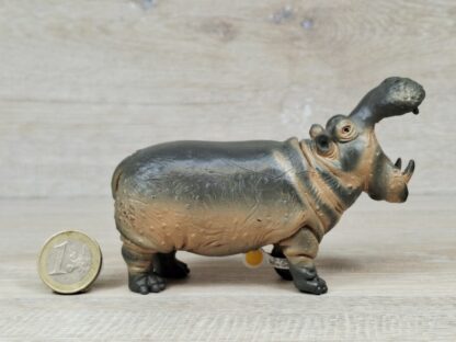 Schleich – 14132 Flusspferdbulle, Maul offen (kleines Fähnchen-Sammler) – Bild 3