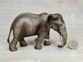Schleich - 14761 Afrikanischer Elefantenkuh (Fähnchen)