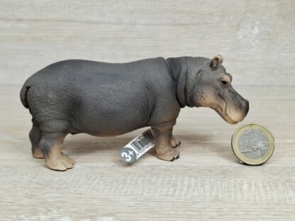 Schleich – 14814 bzw. [Treuefigur] 17108 Flusspferd (Fähnchen)