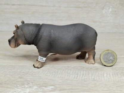 Schleich – 14814 bzw. [Treuefigur] 17108 Flusspferd (Fähnchen) – Bild 2
