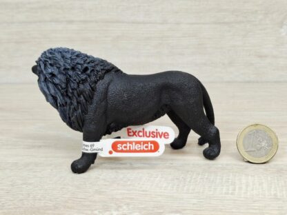 Schleich - 72176 Black Löwe brüllend (Exclusive) (Fähnchen) – Bild 3