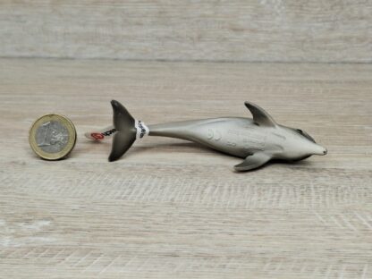 Schleich – 18220 Delfin [Treuefigur] (Fähnchen - Sammler) – Bild 3