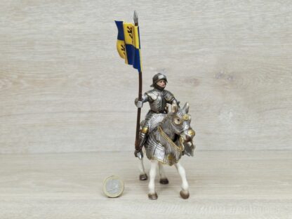 Schleich - 70008 Fahnenträger auf Pferd [Löwenritter] – Bild 2