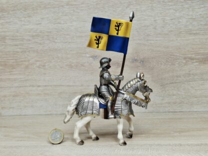 Schleich - 70008 Fahnenträger auf Pferd [Löwenritter] – Bild 3