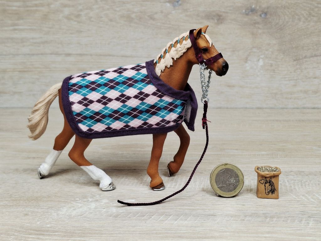 Schleich – 42360 Englisch Vollblut mit Decke [Stute]