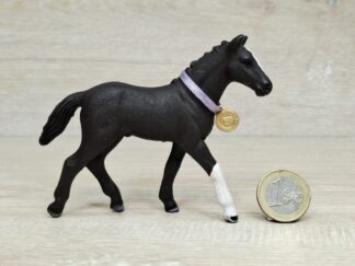 Schleich - 82957 Hannoveraner Fohlen mit Medaille Gold