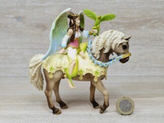 Schleich - 70504 Surah in festlicher Kleidung, reitend (RAR)