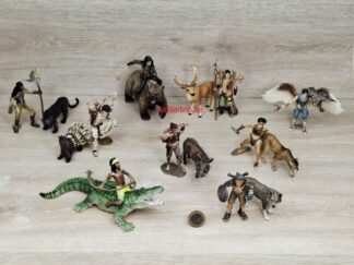 Noctis (mit Panther) + Arelan (mit Falke) + Apricum (mit Hirsch) + Gregis (mit Wolf) + Torak (mit Bär – reitend) + Fizzio (mit Stachelschwein) + Liassa (mit Gepard) + Umitok (mit Warzenschwein) + Kenjok (mit Krokodil)