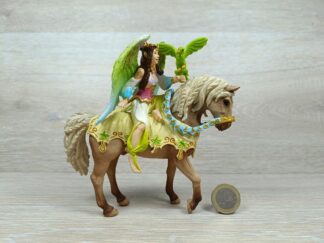 Schleich - 70504 Surah in festlicher Kleidung, reitend (RAR)