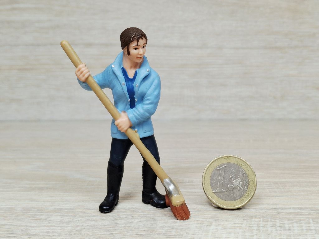 Schleich – 13445 Stallmädchen [mit Besen]