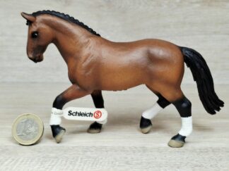 Schleich - 13296 Hannoveraner Stute, Dressur (Fähnchen-Sammler)´