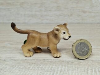 Schleich - 14186 Löwenbaby, stehend (Fähnchen-Sammler)´